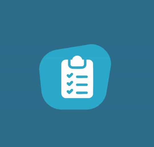 Équipe en réunion de travail sur un dossier d'appel d'offres